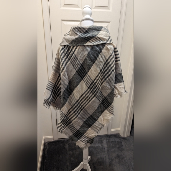 ACCESSORY ST NEW YORK Wrap Ruana NWT - Picture 3 of 5